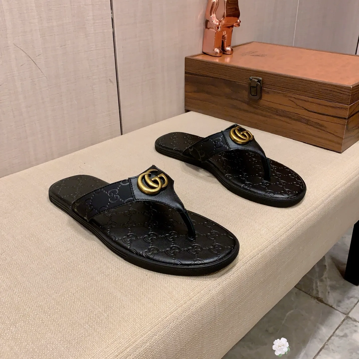Slippers: New model: Factory price: 260💰💰🎩🎩🔥🔥《 Gucci* 》Series of slippers top purchasing agent🔍🔍Sold at the same time for men, original Italian imported webbing made of selected cowhide, exquisite workmanship,), sole: (super comfortable) original factory special sole, ⚠️exclusive double-layer movable molded sole super comfortable⚠️, real shot🎬the real thing is more beautiful🔍🔍266 regular code 38-44, can be ordered 45.